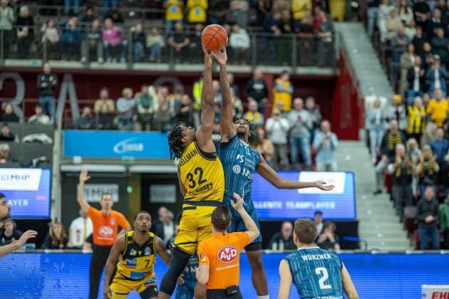 Keeshawn Kellman (MHP RIESEN Ludwigsburg, 32), Osun Osunniyi (MLP Academics Heidelberg, 12), GER, MHP RIESEN Ludwigsburg vs. MLP Academics Heidelberg, easycredit BBL, Basketball, Bundesliga, 14. Spieltag, Spielzeit 2025 2026, 03.01.2026, GER, MHP RIESEN Ludwigsburg vs. MLP Academics Heidelberg, easycredit BBL, Basketball, Bundesliga, 14. Spieltag, Spielzeit 2025 2026, 03.01.2026 Ludwigsburg Copyright: xEibner-Pressefoto SaschaxWaltherx EP_EER