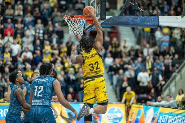 Osun Osunniyi (MLP Academics Heidelberg, 12), Keeshawn Kellman (MHP RIESEN Ludwigsburg, 32), GER, MHP RIESEN Ludwigsburg vs. MLP Academics Heidelberg, easycredit BBL, Basketball, Bundesliga, 14. Spieltag, Spielzeit 2025 2026, 03.01.2026, GER, MHP RIESEN Ludwigsburg vs. MLP Academics Heidelberg, easycredit BBL, Basketball, Bundesliga, 14. Spieltag, Spielzeit 2025 2026, 03.01.2026 Ludwigsburg Copyright: xEibner-Pressefoto SaschaxWaltherx EP_EER