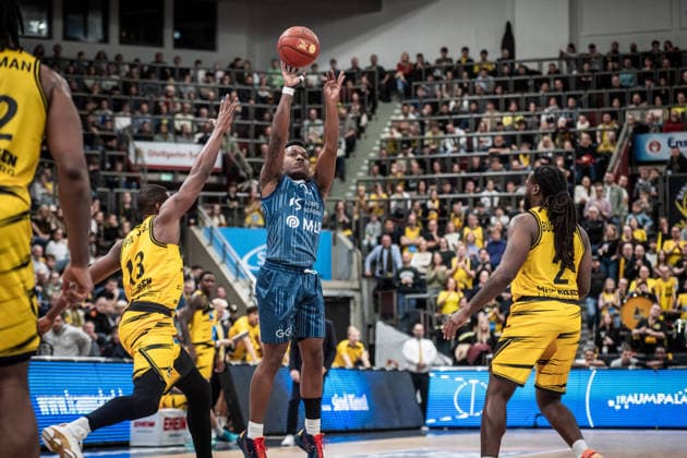 DJ Damariae Horne (MLP Academics Heidelberg, 00) vs. Yorman Polas Bartolo (MHP RIESEN Ludwigsburg, 13), li. - re. noch: Traveon Buchanan (MHP RIESEN Ludwigsburg, 02) GER, MHP Riesen Ludwigsburg - MLP Academics Heidelberg, easycredit BBL, Basketball, Bundesliga, 14. Spieltag, Spielzeit 2025 2026, 03.01.2026 GER, MHP Riesen Ludwigsburg - MLP Academics Heidelberg, easycredit BBL, Basketball, Bundesliga, 14. Spieltag, Spielzeit 2025 2026, 03.01.2026 Ludwigsburg Copyright: xSandyxDinkelackerx EP_SDR