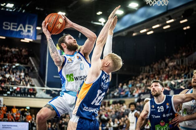 Rostock, Deutschland 03. Januar 2026: 1.BBL - 2025 2026 - Rostock Seawolves vs. Skyliners Frankfurt Im Bild:v. li. im Zweikampf Logan Johnson (Frankfurt Skyliners) und Lukasz Kolenda (ROSTOCK SEAWOLVES) Copyright: xFotostandx xVoelkerx