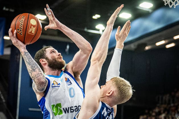 Rostock, Deutschland 03. Januar 2026: 1.BBL - 2025 2026 - Rostock Seawolves vs. Skyliners Frankfurt Im Bild:v. li. im Zweikampf Logan Johnson (Frankfurt Skyliners) und Lukasz Kolenda (ROSTOCK SEAWOLVES) Copyright: xFotostandx xVoelkerx