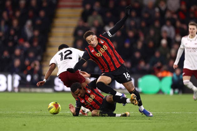 Bournemouth v Arsenal 03 January 2026, Bournemouth - Premier League Football - Bournemouth v Arsenal - Amine Adli of Bournemouth tackles his teammate Marcus Tavernier - Photo: Jacques Feeney Offside. Bournemouth UK Copyright: xJacquesxFeeneyx xOffsidexOffside
