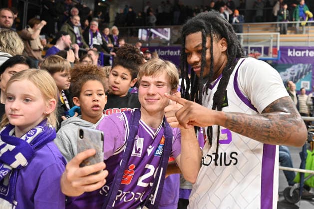 BG Göttingen - Uni Baskets Münster Jordan Sears ( 3, GOT) nach dem Spiel der BARMER 2. Basketball Bundesliga ProA zwischen der BG Göttingen und den Uni Baskets Münster in der Sparkassen-Arena am 03.01.2026 in Göttingen, Deutschland. Göttingen Niedersachsen Deutschland