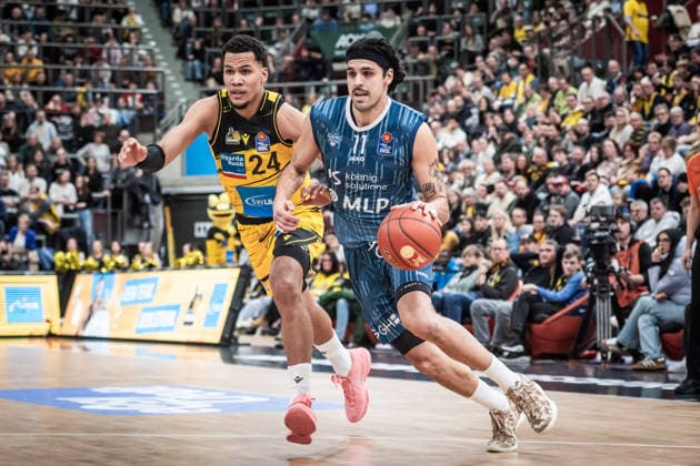 Erol Ersek (MLP Academics Heidelberg, 11) verfolgt von Brandon Tischler (MHP RIESEN Ludwigsburg, 24) GER, MHP Riesen Ludwigsburg - MLP Academics Heidelberg, easycredit BBL, Basketball, Bundesliga, 14. Spieltag, Spielzeit 2025 2026, 03.01.2026 GER, MHP Riesen Ludwigsburg - MLP Academics Heidelberg, easycredit BBL, Basketball, Bundesliga, 14. Spieltag, Spielzeit 2025 2026, 03.01.2026 Ludwigsburg Copyright: xSandyxDinkelackerx EP_SDR