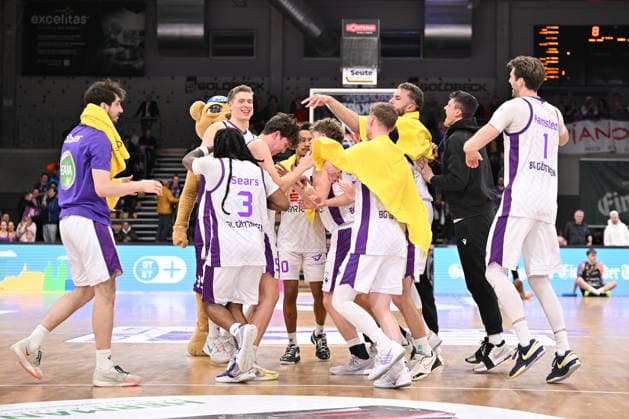 BG Göttingen - Uni Baskets Münster Spieler (GOT) nach dem Spiel der BARMER 2. Basketball Bundesliga ProA zwischen der BG Göttingen und den Uni Baskets Münster in der Sparkassen-Arena am 03.01.2026 in Göttingen, Deutschland. Göttingen Niedersachsen Deutschland