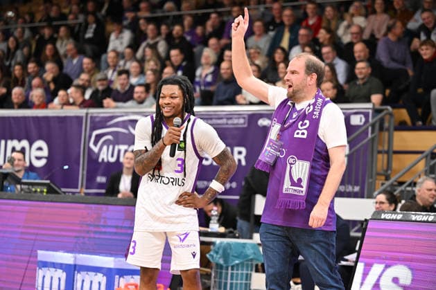 BG Göttingen - Uni Baskets Münster Jordan Sears ( 3, GOT) und Christian Zigenhorn nach dem Spiel der BARMER 2. Basketball Bundesliga ProA zwischen der BG Göttingen und den Uni Baskets Münster in der Sparkassen-Arena am 03.01.2026 in Göttingen, Deutschland. Göttingen Niedersachsen Deutschland