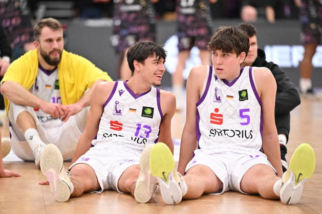 BG Göttingen - Uni Baskets Münster Gaston Nguyen ( 13, GOT) und Emil Bode ( 5, GOT) nach dem Spiel der BARMER 2. Basketball Bundesliga ProA zwischen der BG Göttingen und den Uni Baskets Münster in der Sparkassen-Arena am 03.01.2026 in Göttingen, Deutschland. Göttingen Niedersachsen Deutschland