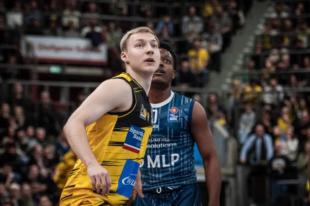 Toms Skuja (MHP RIESEN Ludwigsburg, 05), dahinter DJ Damariae Horne (MLP Academics Heidelberg, 00) GER, MHP Riesen Ludwigsburg - MLP Academics Heidelberg, easycredit BBL, Basketball, Bundesliga, 14. Spieltag, Spielzeit 2025 2026, 03.01.2026 GER, MHP Riesen Ludwigsburg - MLP Academics Heidelberg, easycredit BBL, Basketball, Bundesliga, 14. Spieltag, Spielzeit 2025 2026, 03.01.2026 Ludwigsburg Copyright: xSandyxDinkelackerx EP_SDR