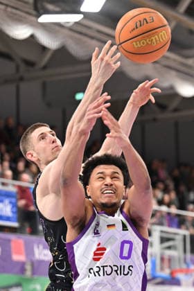 BG Göttingen - Uni Baskets Münster Nils Schmitz ( 0, GOT) und Neil Masnic ( 8, MS) im Spiel der BARMER 2. Basketball Bundesliga ProA zwischen der BG Göttingen und den Uni Baskets Münster in der Sparkassen-Arena am 03.01.2026 in Göttingen, Deutschland. Göttingen Niedersachsen Deutschland