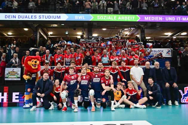 GER; 1.VBL, SVG Lueneburg vs Barock Volleys MTV Ludwigsburg 03.01.2026, LKH Arena, Lueneburg, GER; 1. VBL, SVG Lueneburg vs Barock Volleys MTV Ludwigsburg im Bild die Lueneburger Mannschaft jubelt ueber den Sieg