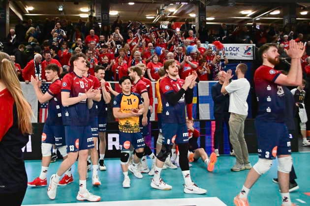 GER; 1.VBL, SVG Lueneburg vs Barock Volleys MTV Ludwigsburg 03.01.2026, LKH Arena, Lueneburg, GER; 1. VBL, SVG Lueneburg vs Barock Volleys MTV Ludwigsburg im Bild die Lueneburger Mannschaft jubelt ueber den Sieg