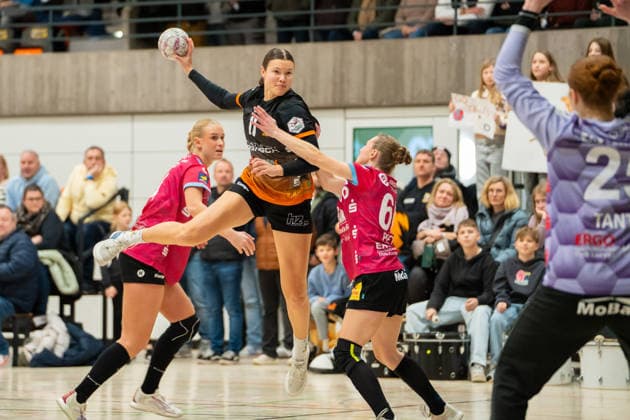 Handball I Frauen I Saison 2025-2026 I 2. Bundesliga I 12. Spieltag I VfL Waiblingen - Rostocker HC I 03.01.2026 Lena Klingler (11, VfL Waiblingen Tigers) im Wurf Waiblingen Rundsporthalle Baden-Württemberg Deutschland Copyright: xLobeca MaxxPetershansx