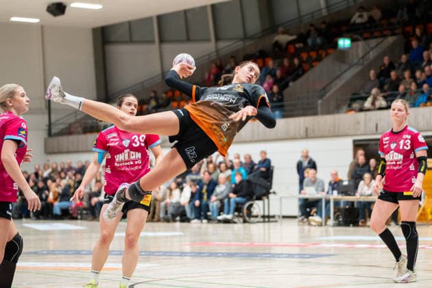 Handball I Frauen I Saison 2025-2026 I 2. Bundesliga I 12. Spieltag I VfL Waiblingen - Rostocker HC I 03.01.2026 Isabel Kattner (10, VfL Waiblingen Tigers) im Wurf Waiblingen Rundsporthalle Baden-Württemberg Deutschland Copyright: xLobeca MaxxPetershansx
