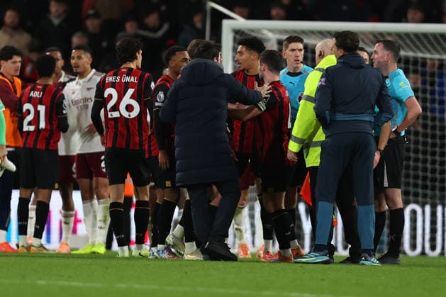 Football - 2025 2026 Premier League - AFC Bournemouth vs Arsenal - Vitality Stadium - Saturday 3rd January 2026 Andoni Iraola Bournemouth Manager ushers his team away from Referee Mr Christopher Kavanagh after the final whistle at the Vitality Stadium COLORSPORT Shaun Boggust 