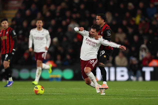 Football - 2025 2026 Premier League - AFC Bournemouth vs Arsenal - Vitality Stadium - Saturday 3rd January 2026 Justin Kluivert of Bournemouth tries to hold back Martin Zubimendi of Arsenal during the Premier League match at the Vitality Stadium COLORSPORT Shaun Boggust 