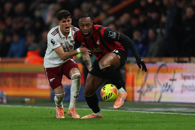 Football - 2025 2026 Premier League - AFC Bournemouth vs Arsenal - Vitality Stadium - Saturday 3rd January 2026 Antoine Semenyo of Bournemouth and Piero Hincapie of Arsenal in action during the Premier League match at the Vitality Stadium COLORSPORT Shaun Boggust 