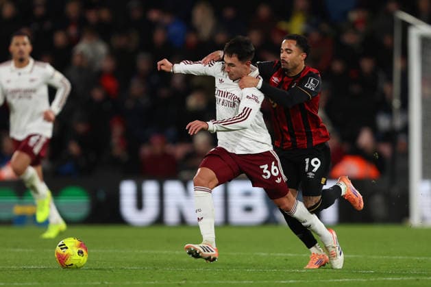 Football - 2025 2026 Premier League - AFC Bournemouth vs Arsenal - Vitality Stadium - Saturday 3rd January 2026 Justin Kluivert of Bournemouth tries to hold back Martin Zubimendi of Arsenal during the Premier League match at the Vitality Stadium COLORSPORT Shaun Boggust 