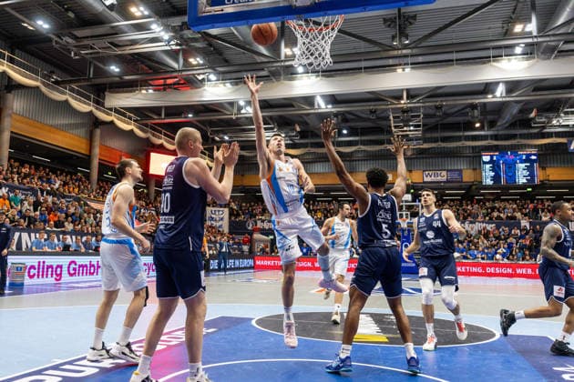 GER, easy-Credit Basketball-Bundesliga, Syntainics MBC - Science City Jena. 03.01.2026, Stadthalle, Weißenfels, GER, easy-Credit Basketball-Bundesliga, Syntainics MBC - Science City Jena. Joe Wieskamp (Science City Jena, 10), Marcus Foster (Syntainics MBC, 5) Â Foto Alexander Trienitz Weißenfels Stadthalle Sachsen-Anhalt Deutschland