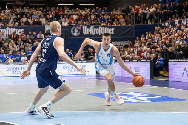 GER, easy-Credit Basketball-Bundesliga, Syntainics MBC - Science City Jena. 03.01.2026, Stadthalle, Weißenfels, GER, easy-Credit Basketball-Bundesliga, Syntainics MBC - Science City Jena. Joe Wieskamp (Science City Jena, 10), Collin Welp (Syntainics MBC, 40) Â Foto Alexander Trienitz Weißenfels Stadthalle Sachsen-Anhalt Deutschland