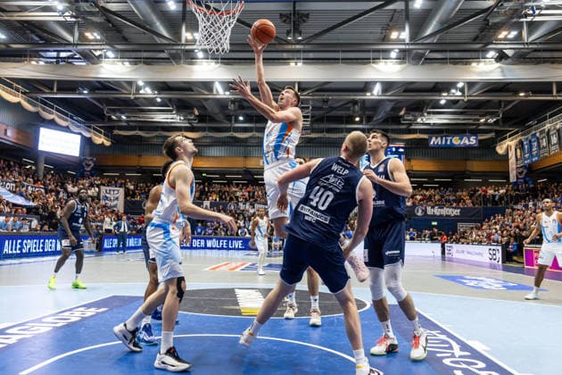 GER, easy-Credit Basketball-Bundesliga, Syntainics MBC - Science City Jena. 03.01.2026, Stadthalle, Weißenfels, GER, easy-Credit Basketball-Bundesliga, Syntainics MBC - Science City Jena. Joe Wieskamp (Science City Jena, 10) Â Foto Alexander Trienitz Weißenfels Stadthalle Sachsen-Anhalt Deutschland