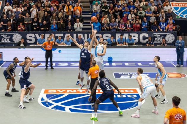 GER, easy-Credit Basketball-Bundesliga, Syntainics MBC - Science City Jena. 03.01.2026, Stadthalle, Weißenfels, GER, easy-Credit Basketball-Bundesliga, Syntainics MBC - Science City Jena. Tipp off, , Jure Planinic (Syntainics MBC, 44), Alex Herrera (Science City Jena, 41) Â Foto Alexander Trienitz Weißenfels Stadthalle Sachsen-Anhalt Deutschland