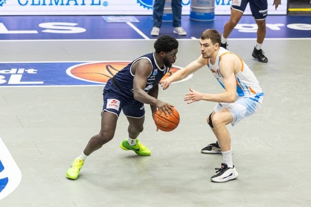GER, easy-Credit Basketball-Bundesliga, Syntainics MBC - Science City Jena. 03.01.2026, Stadthalle, Weißenfels, GER, easy-Credit Basketball-Bundesliga, Syntainics MBC - Science City Jena. Khyri Thomas (Syntainics MBC, 0), Lorenz Bank (Science City Jena, 25) Â Foto Alexander Trienitz Weißenfels Stadthalle Sachsen-Anhalt Deutschland