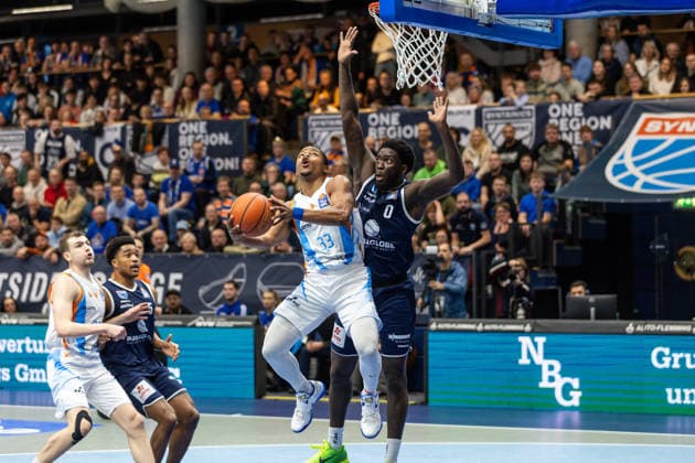 GER, easy-Credit Basketball-Bundesliga, Syntainics MBC - Science City Jena. 03.01.2026, Stadthalle, Weißenfels, GER, easy-Credit Basketball-Bundesliga, Syntainics MBC - Science City Jena. Eric Washington (Science City Jena, 33), Khyri Thomas (Syntainics MBC, 0) Â Foto Alexander Trienitz Weißenfels Stadthalle Sachsen-Anhalt Deutschland