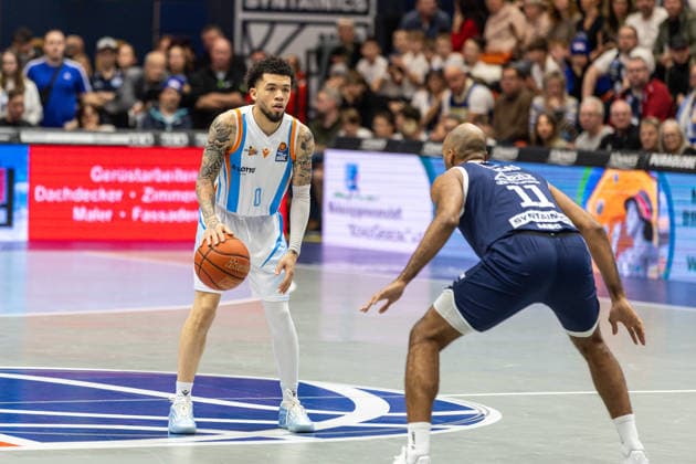 GER, easy-Credit Basketball-Bundesliga, Syntainics MBC - Science City Jena. 03.01.2026, Stadthalle, Weißenfels, GER, easy-Credit Basketball-Bundesliga, Syntainics MBC - Science City Jena. Tavian Dunn-Martin (Science City Jena, 0), Akeem Vargas (Syntainics MBC, 11) Â Foto Alexander Trienitz Weißenfels Stadthalle Sachsen-Anhalt Deutschland