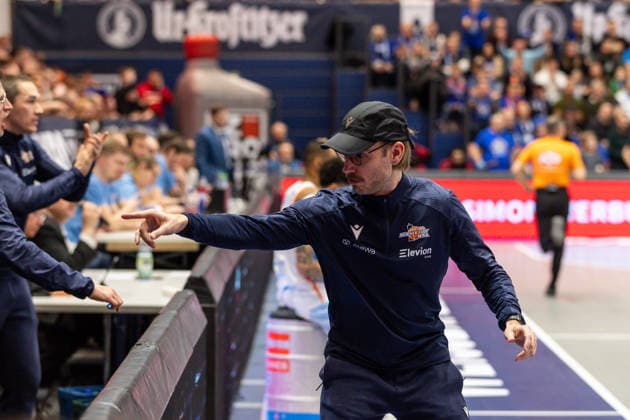 GER, easy-Credit Basketball-Bundesliga, Syntainics MBC - Science City Jena. 03.01.2026, Stadthalle, Weißenfels, GER, easy-Credit Basketball-Bundesliga, Syntainics MBC - Science City Jena. Björn Harmsen (Head Coach), Science City Jena Â Foto Alexander Trienitz Weißenfels Stadthalle Sachsen-Anhalt Deutschland