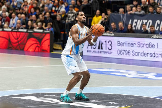 GER, easy-Credit Basketball-Bundesliga, Syntainics MBC - Science City Jena. 03.01.2026, Stadthalle, Weißenfels, GER, easy-Credit Basketball-Bundesliga, Syntainics MBC - Science City Jena. Keith Braxton Jr. (Science City Jena, 13) bei einem Freiwurf Â Foto Alexander Trienitz Weißenfels Stadthalle Sachsen-Anhalt Deutschland