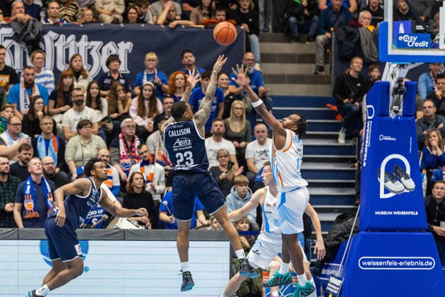 GER, easy-Credit Basketball-Bundesliga, Syntainics MBC - Science City Jena. 03.01.2026, Stadthalle, Weißenfels, GER, easy-Credit Basketball-Bundesliga, Syntainics MBC - Science City Jena. Charles Callison (Syntainics MBC, 23), Keith Braxton Jr. (Science City Jena, 13) Â Foto Alexander Trienitz Weißenfels Stadthalle Sachsen-Anhalt Deutschland