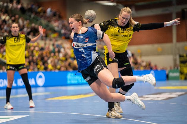 Borussia Dortmund (GER) vs. HSG Blomberg-Lippe (GER), Handball, 1. Handball Bundesliga Frauen, 11. Spieltag, 3.1.2026, Saision 2025 2026, Dortmund Maxi Muehlner (HSG Blomberg-Lippe, 10) im Torwurf gegen Emma Olsson (Borussia Dortmund, 29) Dortmund Sporthalle Wellinghofen Deutschland