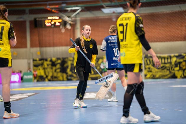 Borussia Dortmund (GER) vs. HSG Blomberg-Lippe (GER), Handball, 1. Handball Bundesliga Frauen, 11. Spieltag, 3.1.2026, Saision 2025 2026, Dortmund Eine der Wischerinnen im Einsatz Dortmund Sporthalle Wellinghofen Deutschland