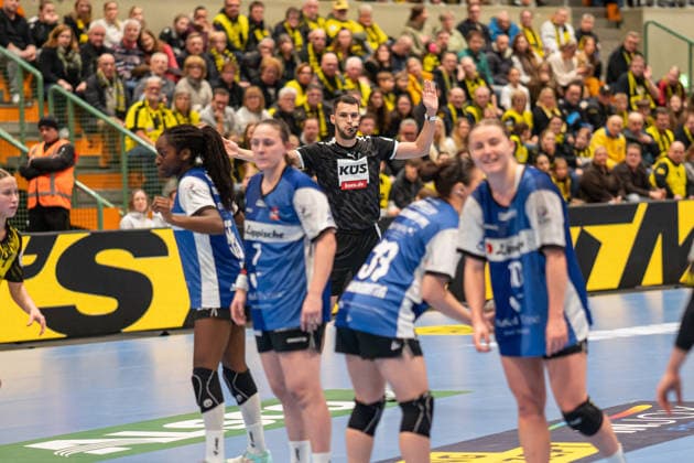 Borussia Dortmund (GER) vs. HSG Blomberg-Lippe (GER), Handball, 1. Handball Bundesliga Frauen, 11. Spieltag, 3.1.2026, Saision 2025 2026, Dortmund Jannik Rips (Schiedsrichter) pfeift den letzten Pass an Dortmund Sporthalle Wellinghofen Deutschland