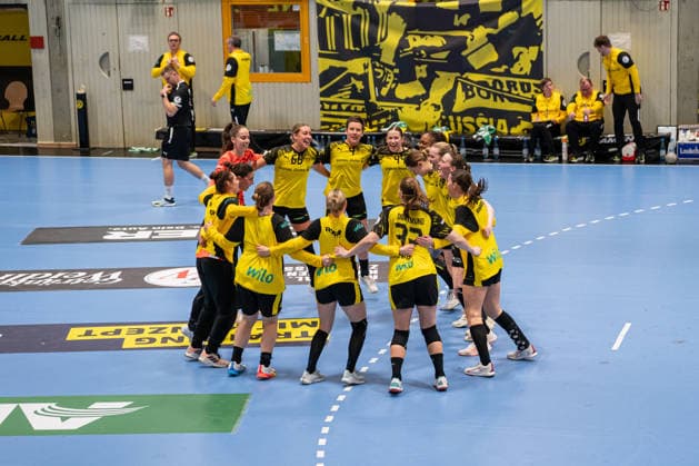 Borussia Dortmund (GER) vs. HSG Blomberg-Lippe (GER), Handball, 1. Handball Bundesliga Frauen, 11. Spieltag, 3.1.2026, Saision 2025 2026, Dortmund Die Spielerinnen der Borussia Dortmund (GER) jubeln freuen sich ueber den Sieg (31:26) Dortmund Sporthalle Wellinghofen Deutschland