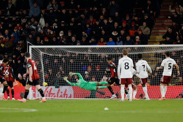 3rd January 2026, Bournemouth, Dorset, England; Premier League Football, AFC Bournemouth versus Arsenal; Junior Kroupi of Bournemouth shoots and scored in the 76th minutes for 2-3  HongboxChen