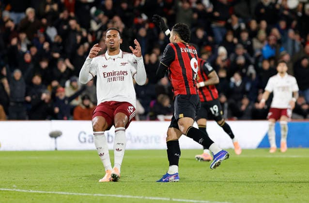3rd January 2026, Bournemouth, Dorset, England; Premier League Football, AFC Bournemouth versus Arsenal; Evanilson of Bournemouth shoots at goal and scored in the 10th minutes for 1-0  HongboxChen