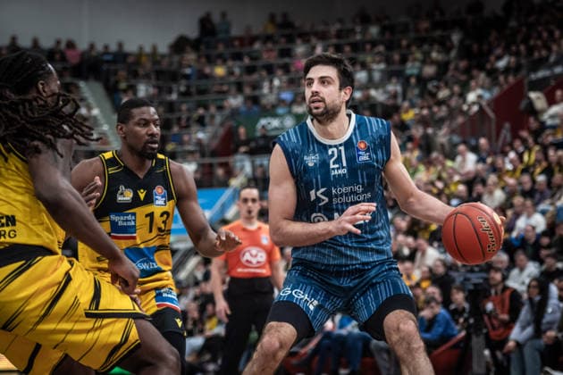 Mateo Seric (MLP Academics Heidelberg, 21) vs. Yorman Polas Bartolo (MHP RIESEN Ludwigsburg, 13) und Traveon Buchanan (MHP RIESEN Ludwigsburg, 02) GER, MHP Riesen Ludwigsburg - MLP Academics Heidelberg, easycredit BBL, Basketball, Bundesliga, 14. Spieltag, Spielzeit 2025 2026, 03.01.2026 GER, MHP Riesen Ludwigsburg - MLP Academics Heidelberg, easycredit BBL, Basketball, Bundesliga, 14. Spieltag, Spielzeit 2025 2026, 03.01.2026 Ludwigsburg Copyright: xSandyxDinkelackerx EP_SDR