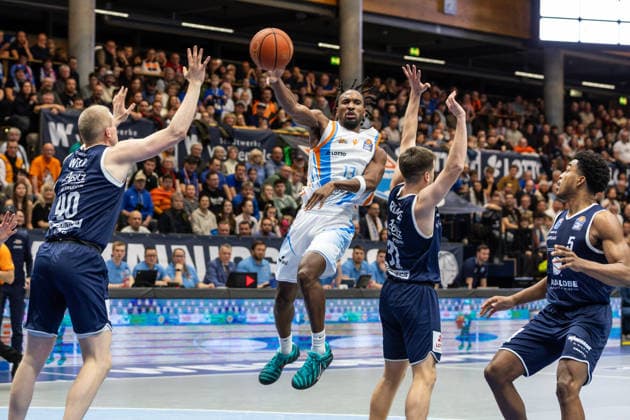 GER, easy-Credit Basketball-Bundesliga, Syntainics MBC - Science City Jena. 03.01.2026, Stadthalle, Weißenfels, GER, easy-Credit Basketball-Bundesliga, Syntainics MBC - Science City Jena. Keith Braxton Jr. (Science City Jena, 13) Â Foto Alexander Trienitz Weißenfels Stadthalle Sachsen-Anhalt Deutschland