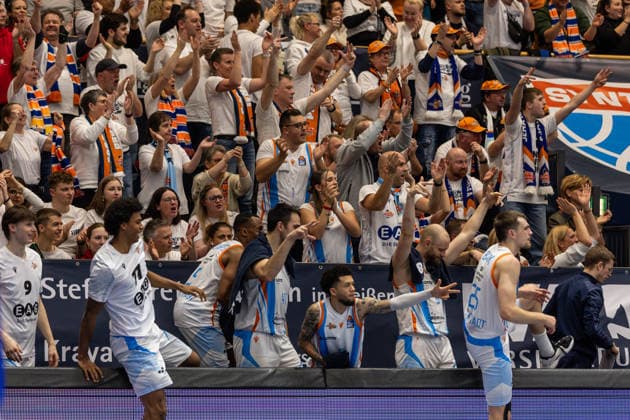 GER, easy-Credit Basketball-Bundesliga, Syntainics MBC - Science City Jena. 03.01.2026, Stadthalle, Weißenfels, GER, easy-Credit Basketball-Bundesliga, Syntainics MBC - Science City Jena. Team von Science City Jena jubelt mit den Fans Â Foto Alexander Trienitz Weißenfels Stadthalle Sachsen-Anhalt Deutschland