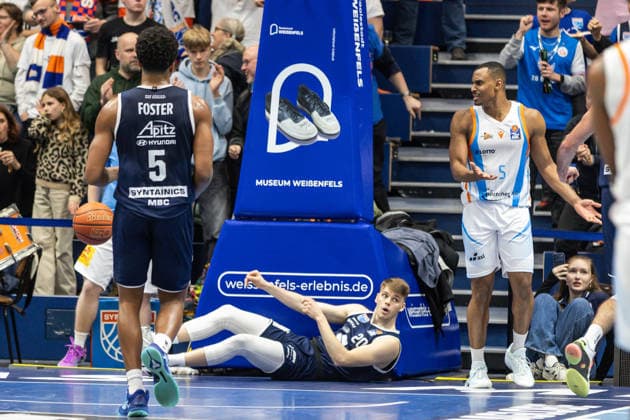 GER, easy-Credit Basketball-Bundesliga, Syntainics MBC - Science City Jena. 03.01.2026, Stadthalle, Weißenfels, GER, easy-Credit Basketball-Bundesliga, Syntainics MBC - Science City Jena. Perttu Blomgren (Syntainics MBC, 20) am Boden nach ein Foul von Chris Carter (Science City Jena, 5) Â Foto Alexander Trienitz Weißenfels Stadthalle Sachsen-Anhalt Deutschland