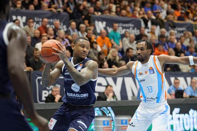 Charles Callison (MBC, 23), Keith Braxton JR (Jena, 13), Syntainics MBC vs. Science City Jena, Basketball, 1. Bundesliga, Maenner, Saison 2025 26, 14. Spieltag, 03.01.2026. Weissenfels Stadthalle Sachsen-Anhalt Deutschland