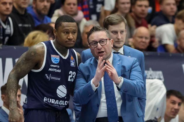 Charles Callison (MBC, 23), Marco Ramondino (MBC, Head-Coach), Syntainics MBC vs. Science City Jena, Basketball, 1. Bundesliga, Maenner, Saison 2025 26, 14. Spieltag, 03.01.2026. Weissenfels Stadthalle Sachsen-Anhalt Deutschland