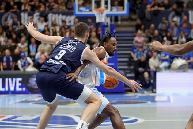 Kresimir Nikic (MBC. 9), Keith Braxton JR (Jena, 13), Syntainics MBC vs. Science City Jena, Basketball, 1. Bundesliga, Maenner, Saison 2025 26, 14. Spieltag, 03.01.2026. Weissenfels Stadthalle Sachsen-Anhalt Deutschland