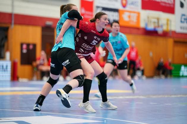 RECORD DATE NOT STATED Szene mit Isabell Hurst (5; HSG Bensheim Auerbach) und Spieler von Team Thüringer HC Szene mit Isabell Hurst (5; HSG Bensheim Auerbach)