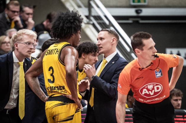 Mikko Riipinen (MHP RIESEN Ludwigsburg, Head-Coach) mit Stefan Smith (MHP RIESEN Ludwigsburg, 03) und li. Johs Andersen (MHP RIESEN Ludwigsburg, Asistant-Coach) GER, MHP Riesen Ludwigsburg - MLP Academics Heidelberg, easycredit BBL, Basketball, Bundesliga, 14. Spieltag, Spielzeit 2025 2026, 03.01.2026 GER, MHP Riesen Ludwigsburg - MLP Academics Heidelberg, easycredit BBL, Basketball, Bundesliga, 14. Spieltag, Spielzeit 2025 2026, 03.01.2026 Ludwigsburg Copyright: xSandyxDinkelackerx EP_SDR