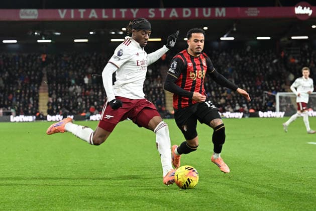 Bournemouth v Arsenal Premier League Noni Madueke of Arsenal tries to find a way past Justin Kluivert of Bournemouth during the Premier League match at the Vitality Stadium, Bournemouth 03 01 2026 UK Newspapers OUT Copyright: xJeremyxLandeyx FIL-22741-0110