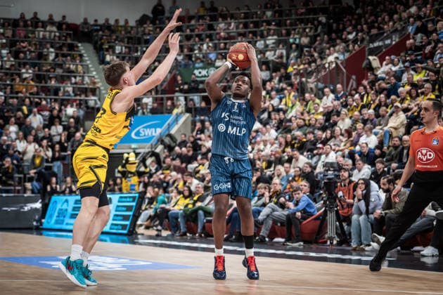 DJ Damariae Horne (MLP Academics Heidelberg, 00) vs. Julis Baumer (MHP RIESEN Ludwigsburg, 37) GER, MHP Riesen Ludwigsburg - MLP Academics Heidelberg, easycredit BBL, Basketball, Bundesliga, 14. Spieltag, Spielzeit 2025 2026, 03.01.2026 GER, MHP Riesen Ludwigsburg - MLP Academics Heidelberg, easycredit BBL, Basketball, Bundesliga, 14. Spieltag, Spielzeit 2025 2026, 03.01.2026 Ludwigsburg Copyright: xSandyxDinkelackerx EP_SDR