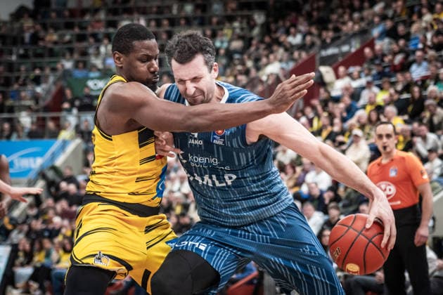 Paul Zipser (MLP Academics Heidelberg, 09) vs. Yorman Polas Bartolo (MHP RIESEN Ludwigsburg, 13) GER, MHP Riesen Ludwigsburg - MLP Academics Heidelberg, easycredit BBL, Basketball, Bundesliga, 14. Spieltag, Spielzeit 2025 2026, 03.01.2026 GER, MHP Riesen Ludwigsburg - MLP Academics Heidelberg, easycredit BBL, Basketball, Bundesliga, 14. Spieltag, Spielzeit 2025 2026, 03.01.2026 Ludwigsburg Copyright: xSandyxDinkelackerx EP_SDR