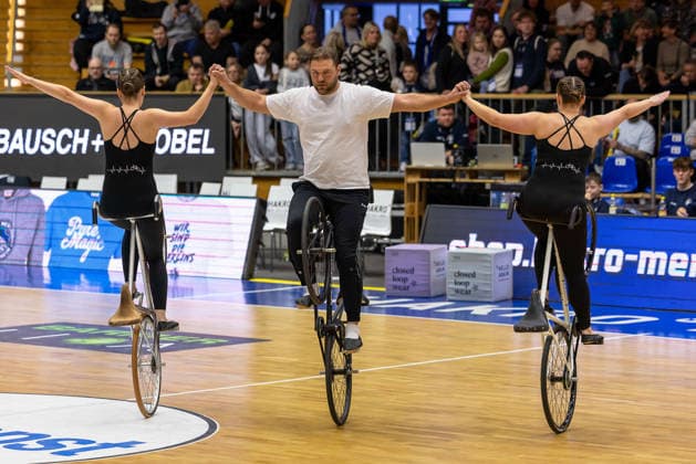 Halbzeitshow Kunstradfahrer des SV Tuengental, Abteilung Kunstradfahren GER, HAKRO Merlins Crailsheim vs. Tigers Tuebingen, Basketball, BARMER 2. Bundesliga Bundesliga, Pro A, Saison 2025 2026, 16. Spieltag, 03.01.2026 GER, HAKRO Merlins Crailsheim vs. Tigers Tuebingen, Basketball, BARMER 2. Bundesliga Bundesliga, Pro A, Saison 2025 2026, 16. Spieltag, 03.01.2026 Ilshofen Copyright: xEibner-Pressefoto ArdanxFuessmanx EP_AFN